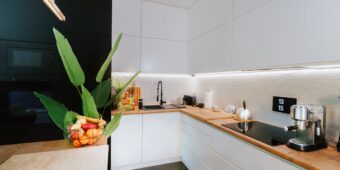 Meble z pamięcią temperatury: domowe blaty i panele z materiałami PCM, które chłodzą latem i grzeją zimą