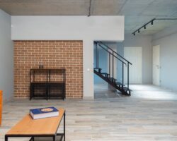 Sufitowa szyna meblowa: jak stworzyć „pokój w ruchu” w 28–50 m² mieszkaniu (moduły mobilne, zasilanie 24 V, akustyka i światło w jednym)