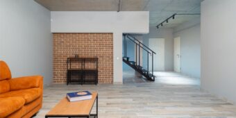 Sufitowa szyna meblowa: jak stworzyć „pokój w ruchu” w 28–50 m² mieszkaniu (moduły mobilne, zasilanie 24 V, akustyka i światło w jednym)