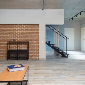 Sufitowa szyna meblowa: jak stworzyć „pokój w ruchu” w 28–50 m² mieszkaniu (moduły mobilne, zasilanie 24 V, akustyka i światło w jednym)