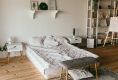 Meble z materiałami zmiennofazowymi (PCM): pasywne chłodzenie i grzanie ukryte w stoliku, półce i zagłówku łóżka