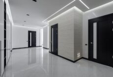 Drzwi przesuwne w mieszkaniu: kaseta czy naścienne? Montaż, akustyka, koszty i błędy