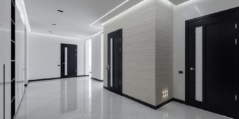 Drzwi przesuwne w mieszkaniu: kaseta czy naścienne? Montaż, akustyka, koszty i błędy