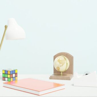 Biurko w szafie: chowany home office w bloku - projekt, ergonomia, elektryka i koszty