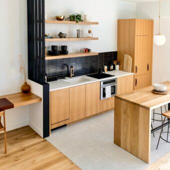 Wyspa kuchenna w 28-55 m2 mieszkaniu: wymiary, instalacje, gniazdka i koszty