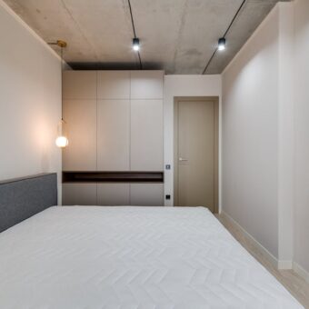 Ściana RTV z zabudową: projekt, okablowanie, chłodzenie i realne koszty