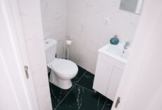 Mała toaleta 1-1,5 m2 w mieszkaniu: układ, stelaż, wentylacja, akustyka i realne koszty