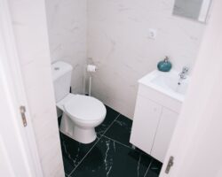 Mała toaleta 1-1,5 m2 w mieszkaniu: układ, stelaż, wentylacja, akustyka i realne koszty