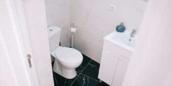 Mała toaleta 1-1,5 m2 w mieszkaniu: układ, stelaż, wentylacja, akustyka i realne koszty