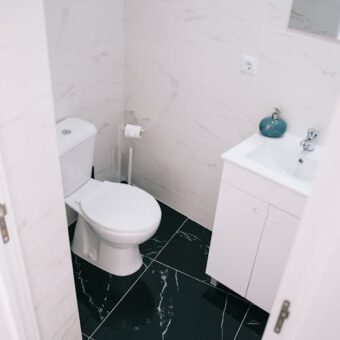 Mała toaleta 1-1,5 m2 w mieszkaniu: układ, stelaż, wentylacja, akustyka i realne koszty