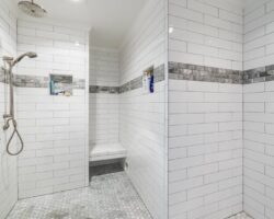 Prysznic bezbrodzikowy w bloku: projekt, spadki, hydroizolacja, odpływ i realne koszty