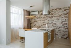 Okap w aneksie kuchennym w bloku: wyciąg czy pochłaniacz, hałas, kanały i realne koszty