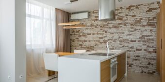 Okap w aneksie kuchennym w bloku: wyciąg czy pochłaniacz, hałas, kanały i realne koszty