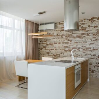 Okap w aneksie kuchennym w bloku: wyciąg czy pochłaniacz, hałas, kanały i realne koszty