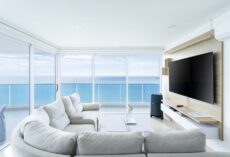 Klimatyzacja split w mieszkaniu w bloku: zgody, montaż, skropliny, elektryka i realne koszty