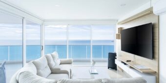 Klimatyzacja split w mieszkaniu w bloku: zgody, montaż, skropliny, elektryka i realne koszty