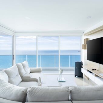 Klimatyzacja split w mieszkaniu w bloku: zgody, montaż, skropliny, elektryka i realne koszty