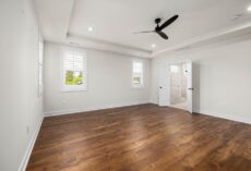 Sufit podwieszany w mieszkaniu w bloku: wysokość, oświetlenie, akustyka i realne koszty