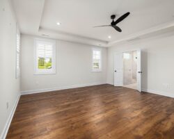 Sufit podwieszany w mieszkaniu w bloku: wysokość, oświetlenie, akustyka i realne koszty