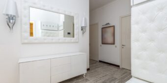 Lustro od podłogi do sufitu w przedpokoju: projekt, montaż, bezpieczeństwo i realne koszty