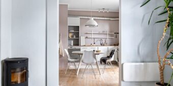 Łóżko chowane w szafie w bloku: projekt, mechanizm, montaż, bezpieczeństwo i realne koszty