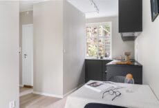 Składany stół przyścienny w małej kuchni i salonie: projekt, okucia, montaż i realne koszty