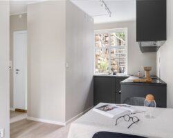 Składany stół przyścienny w małej kuchni i salonie: projekt, okucia, montaż i realne koszty