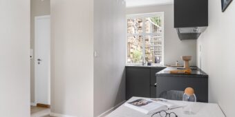 Składany stół przyścienny w małej kuchni i salonie: projekt, okucia, montaż i realne koszty