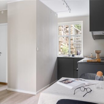 Składany stół przyścienny w małej kuchni i salonie: projekt, okucia, montaż i realne koszty