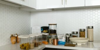 Szklany panel nad blatem w kuchni: rodzaje szkła, pomiar, montaż, gniazdka i realne koszty