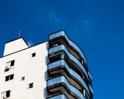 Taras na balkonie w bloku: płytki na wspornikach czy deska kompozytowa, odwodnienie i realne koszty