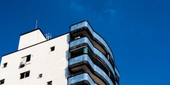 Taras na balkonie w bloku: płytki na wspornikach czy deska kompozytowa, odwodnienie i realne koszty