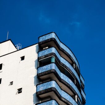 Taras na balkonie w bloku: płytki na wspornikach czy deska kompozytowa, odwodnienie i realne koszty