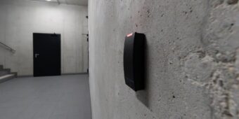 Drzwi wejściowe do mieszkania w bloku: akustyka, bezpieczeństwo, ppoż. i koszty