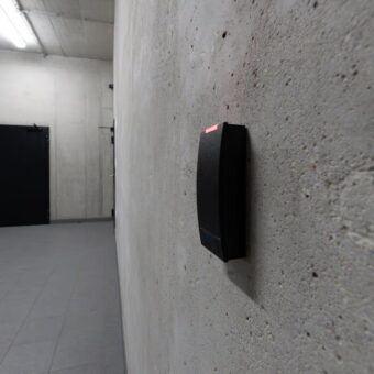 Drzwi wejściowe do mieszkania w bloku: akustyka, bezpieczeństwo, ppoż. i koszty