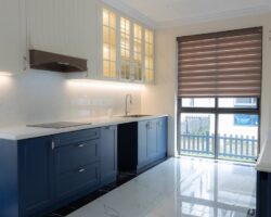 Oświetlenie podszafkowe w kuchni: profile LED, zasilacze 12/24 V, montaż krok po kroku i koszty