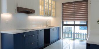 Oświetlenie podszafkowe w kuchni: profile LED, zasilacze 12/24 V, montaż krok po kroku i koszty