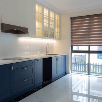 Oświetlenie podszafkowe w kuchni: profile LED, zasilacze 12/24 V, montaż krok po kroku i koszty