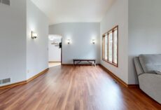 Listwy przypodłogowe w mieszkaniu: materiały, wysokość, montaż, prowadzenie kabli i realne koszty