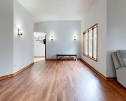 Listwy przypodłogowe w mieszkaniu: materiały, wysokość, montaż, prowadzenie kabli i realne koszty