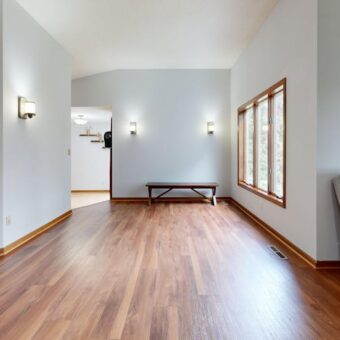 Listwy przypodłogowe w mieszkaniu: materiały, wysokość, montaż, prowadzenie kabli i realne koszty