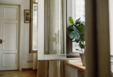 Parapety wewnętrzne w mieszkaniu: materiały, pomiar, montaż, wykończenie i realne koszty