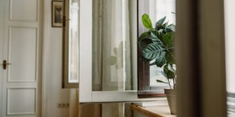 Parapety wewnętrzne w mieszkaniu: materiały, pomiar, montaż, wykończenie i realne koszty