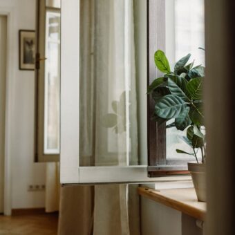 Parapety wewnętrzne w mieszkaniu: materiały, pomiar, montaż, wykończenie i realne koszty