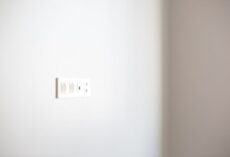 Elektryka w mieszkaniu: plan punktów, obwody, zabezpieczenia i realne koszty