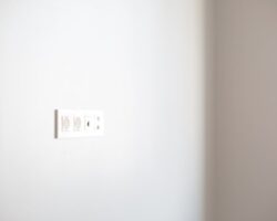 Elektryka w mieszkaniu: plan punktów, obwody, zabezpieczenia i realne koszty