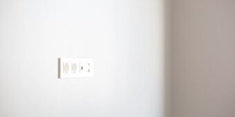 Elektryka w mieszkaniu: plan punktów, obwody, zabezpieczenia i realne koszty