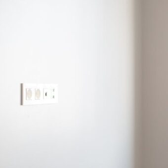 Elektryka w mieszkaniu: plan punktów, obwody, zabezpieczenia i realne koszty